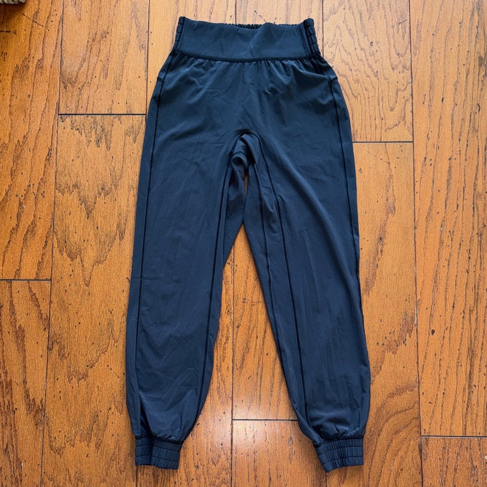 New never worn! Sz. 2, Lululemon lightweight joggers